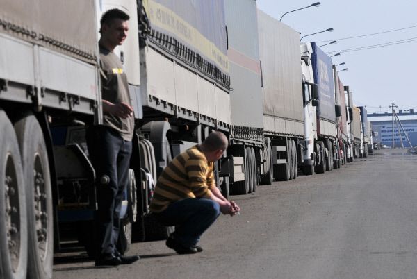 Более двух суток ждут водители грузовиков в очереди на въезд в Белоруссию из Польши