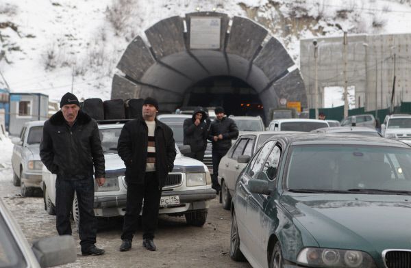 - Движение через российско-грузинскую границу в Северной Осетии перекрыто из-за снегопада