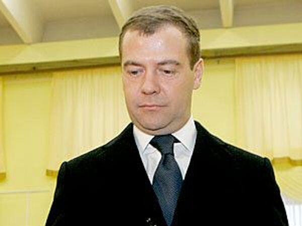 Медведев поручил рассмотреть вопрос введения обязательного использования зимней резины